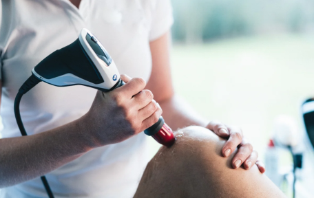 Liệu pháp sóng xung kích và Laser: Giải pháp toàn diện cho phục hồi cơ xương khớp